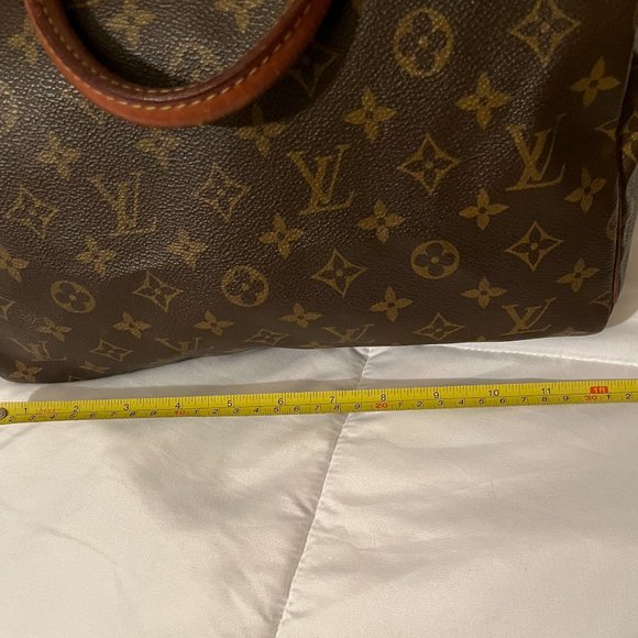 LOUIS VUITTON Speedy 30 Monogram Canvas Handbag with Gold Hardware - Picture 15 of 16